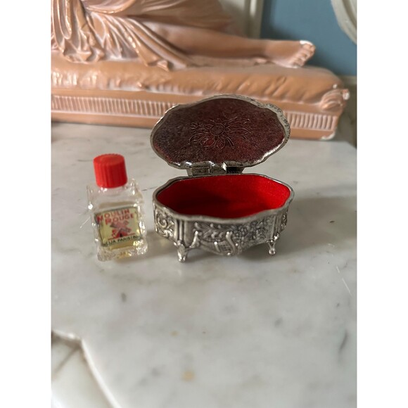 Vintage PAT JAPAN oval MINI box on legs, cherubs, perfume Neija Moulin Rouge - Picture 2 of 3